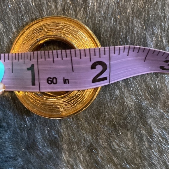 Vintage brushed gold tone round clip pin brooch - Picture 9 of 10